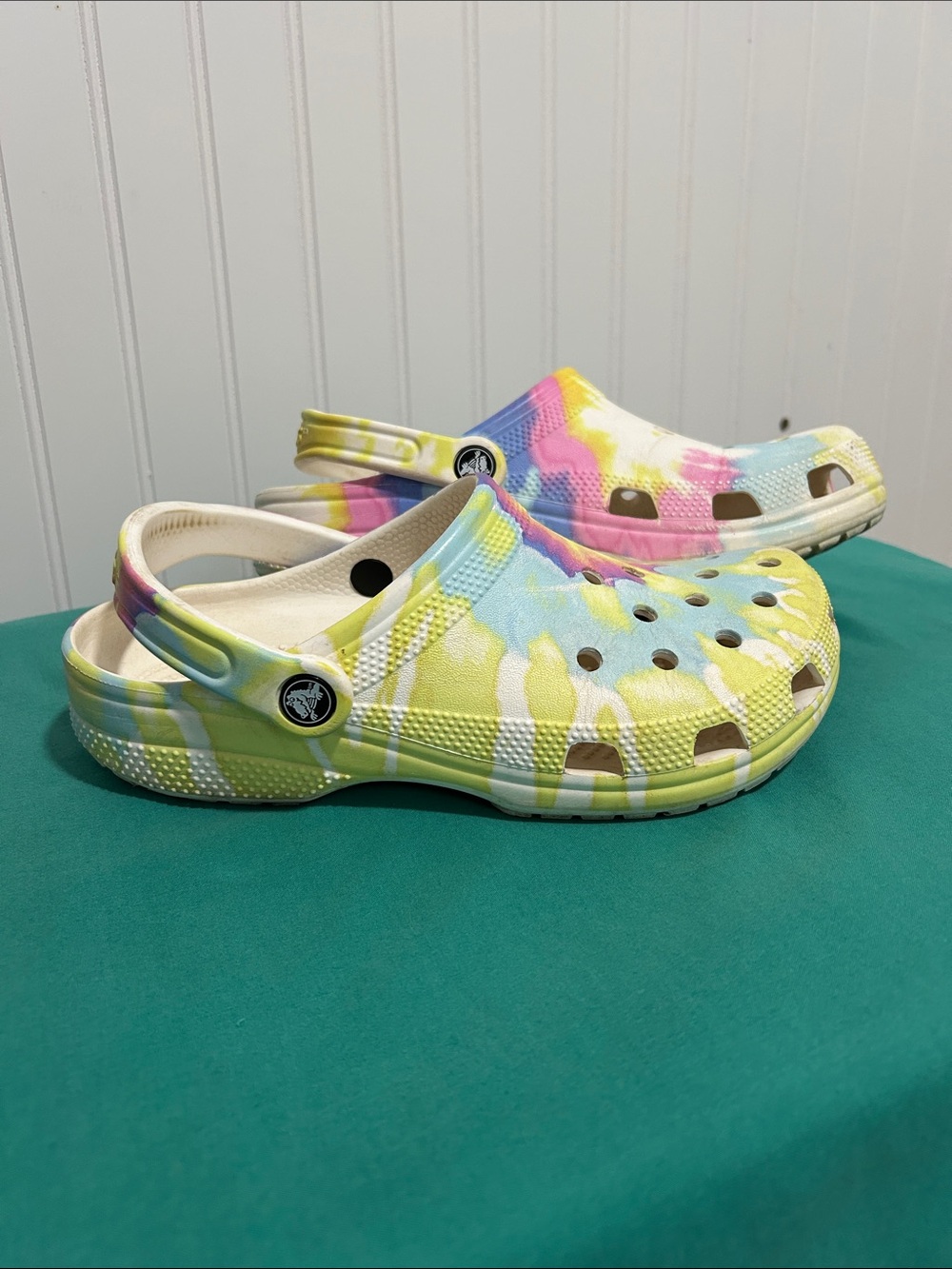 CROCS Tie-Dye Clog in Yellow Blue Pink SZ: J6 OR W8